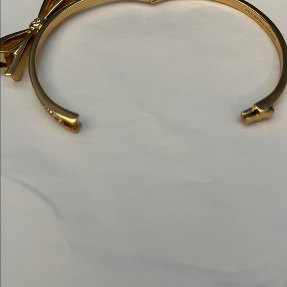 GUC Kate Spade New York Love Notes Pave Bow Gold Tone Hinged Bangle Bracelet - Picture 8 of 8